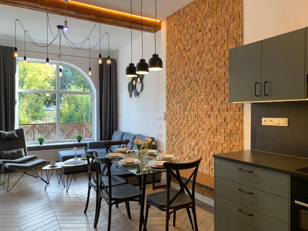 a kitchen and dining room with a table and chairs at Apartament Kalina - Wyszyńskiego in Świeradów-Zdrój