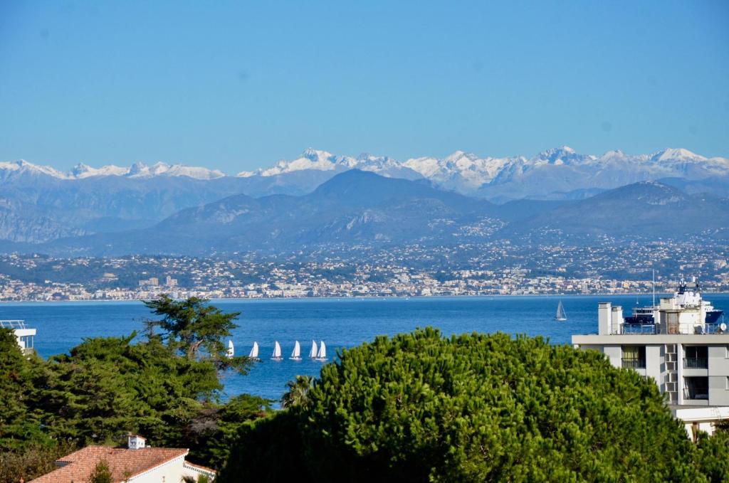 - une vue sur une grande étendue d'eau avec des voiliers dans l'établissement Capleouna Le Saint-Alexandre, à Antibes