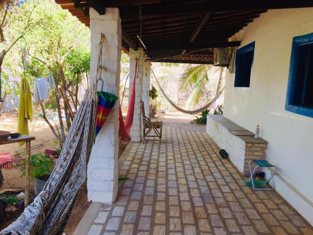 傑里科科拉的住宿－Hostel Jericoacoariano，一个带吊床的房屋门廊