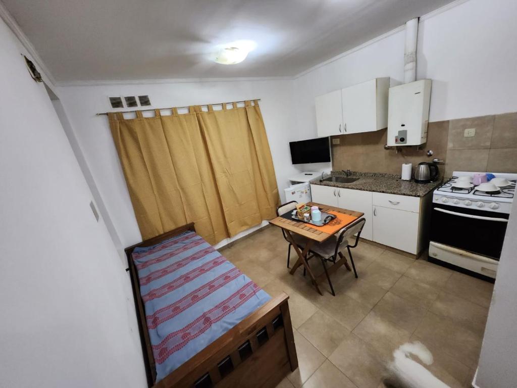 une petite cuisine avec une table et une petite table sidx sidx sidx dans l'établissement Departamento Céntrico P. Palma, à Paraná