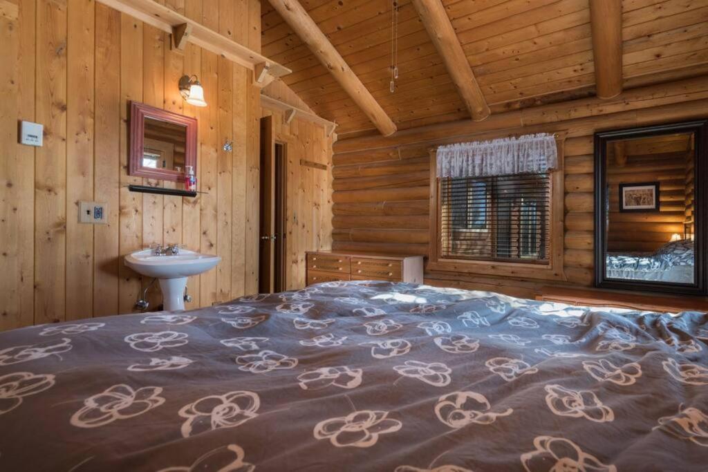 Postel nebo postele na pokoji v ubytování Mt Ranch located in Tetonia