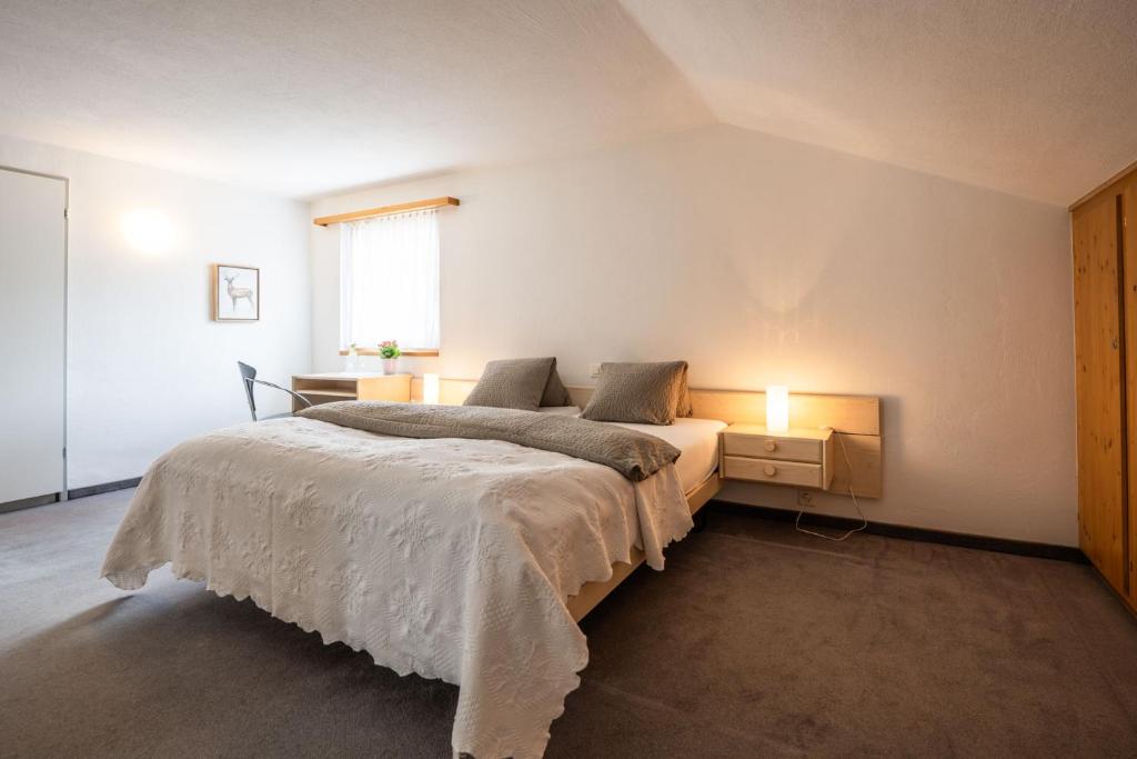 - une chambre avec un grand lit et une fenêtre dans l'établissement Hotel Alpina, à Schiers