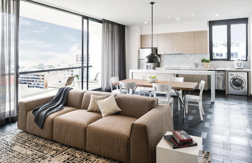 sala de estar y cocina con sofá y mesa en 8010 Urban Living- Luxury Home Experience, en Bogotá