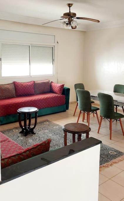 sala de estar con sofá, sillas y mesa en Condo Agadir, Morocco, en Agadir