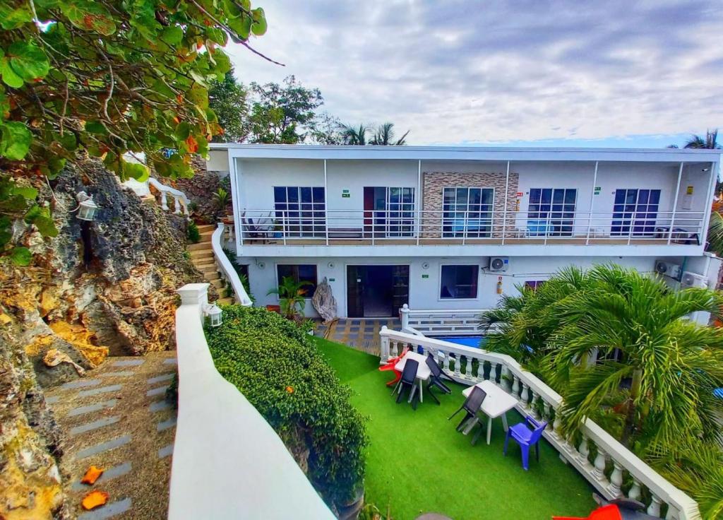 een luchtzicht op een huis met een tuin bij The Rock House Eco in San Andrés