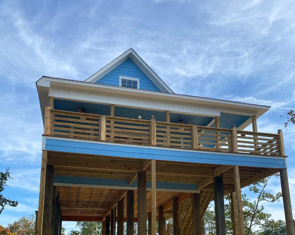 ein Haus auf einer Holzterrasse in der Unterkunft J & H's Bayou Bliss in Shoreline Park