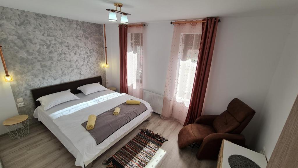 1 dormitorio con 1 cama grande y 1 silla en Pomiculturii Residence 2, en Timisoara