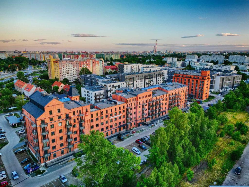 Apartament w Młynie Różanka في فروتسواف: إطلالة علوية على مدينة ذات مباني طويلة