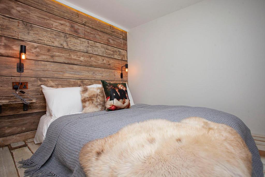 Un dormitorio con una cama con una alfombra grande. en higgihaus Apartment 3 Clare Street Aparthotel Central Location en Bristol