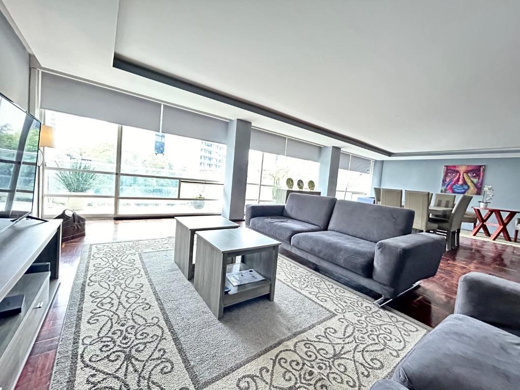 sala de estar con sofá y mesa en Luxury Apartment Masaryk 4BR, en Ciudad de México