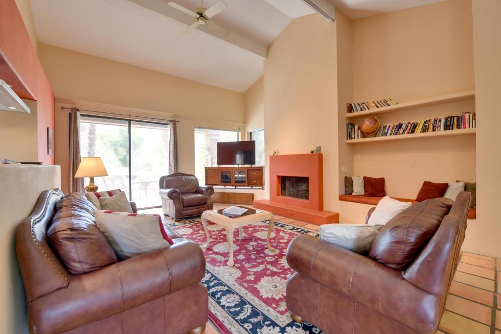 sala de estar con 2 sofás de cuero y chimenea en Borrego Springs Retreat with Hot Tub Pets OK!, en Borrego Springs