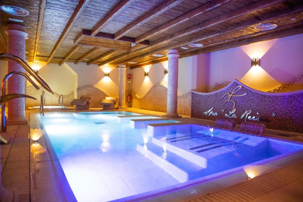 Bazén v ubytování Hotel Spa Viña Real nebo v jeho okolí