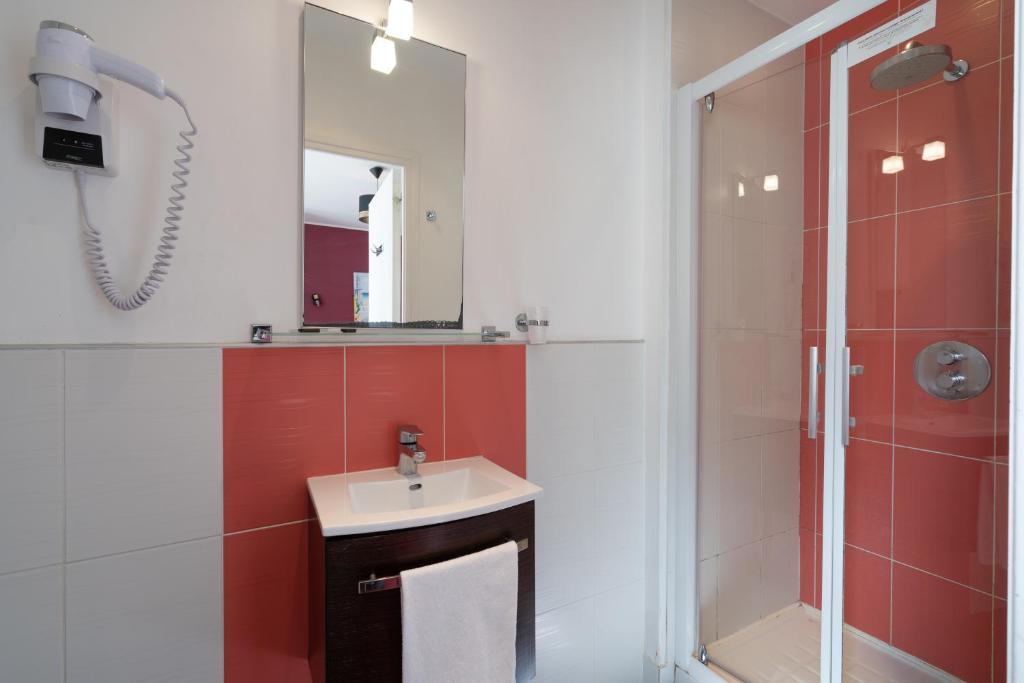 Koupelna v ubytování Hôtel Le Caddy