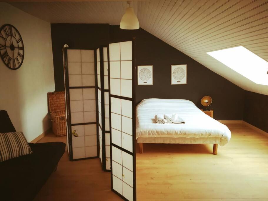1 dormitorio con 1 cama en el ático en Le Petit Loft Vosgien, en Cornimont