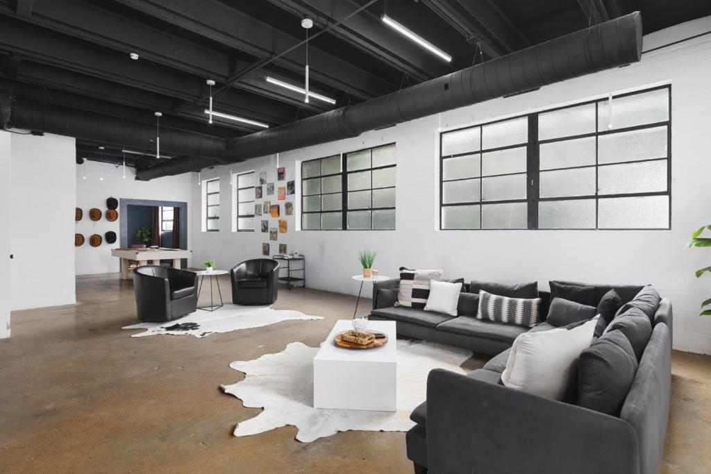 Rock n Row Warehouse HUGE Modern Unique Space, Nashville (updated