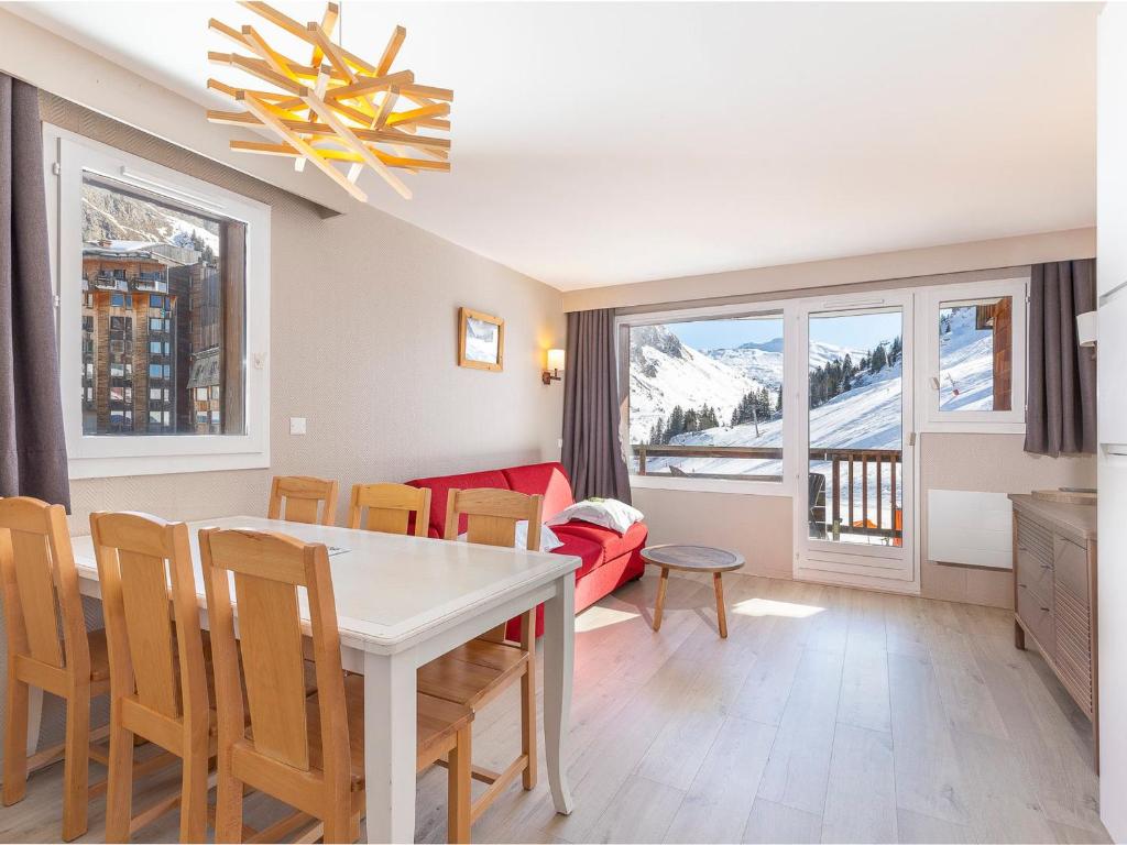 een keuken en eetkamer met een tafel en stoelen bij Appartement Avoriaz, 3 pièces, 5 personnes - FR-1-314-179 in Avoriaz