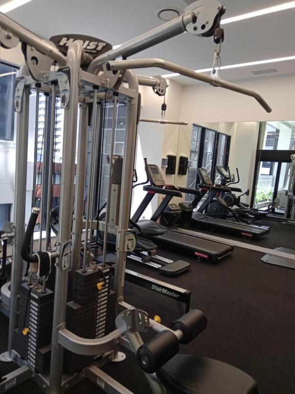 een fitnessruimte met verschillende loopbanden en crosstrainers bij Central location of Auckland Central in Auckland