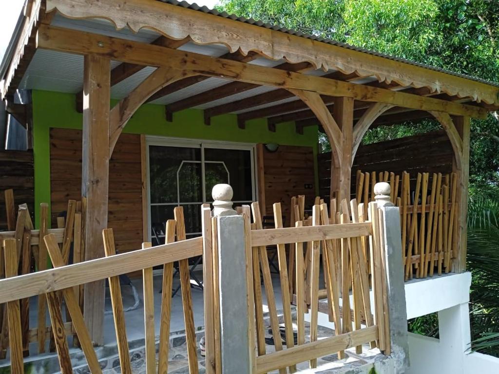 een houten hek voor een huis bij Zaboka delair in Sainte-Anne