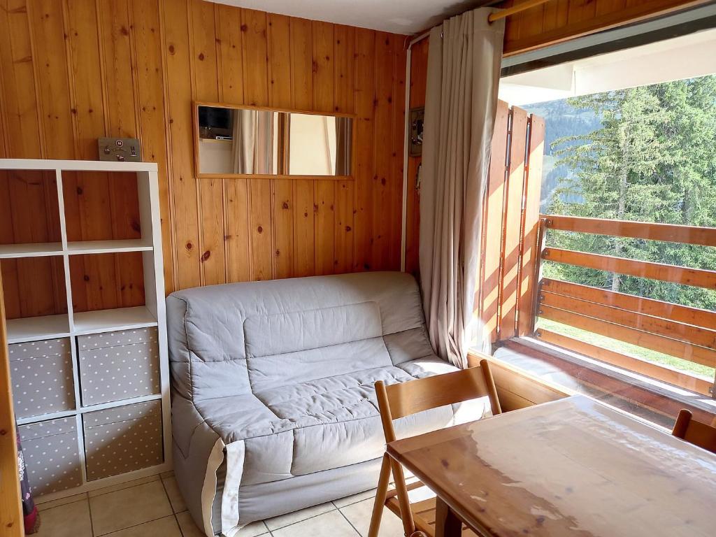 une chambre avec un canapé, une table et une fenêtre dans l'établissement Studio confortable Centre station Terrasse - FR-1-425-204, à Arâches-la-Frasse