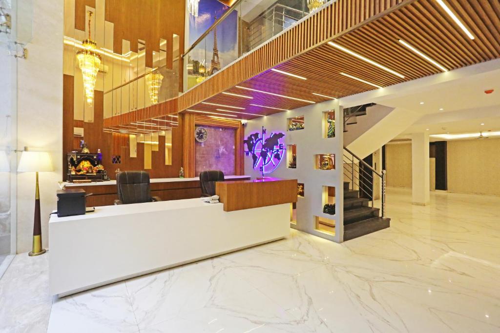 um átrio com uma recepção num edifício em Frankstay By Hotel Mayfair Residency em Nova Deli