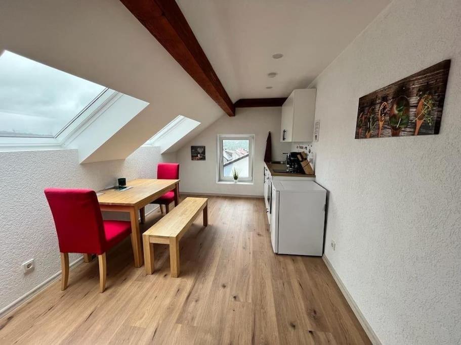 eine Küche und ein Esszimmer mit einem Tisch und einem Kühlschrank in der Unterkunft Apartment Mirabelle 5 in Püttlingen