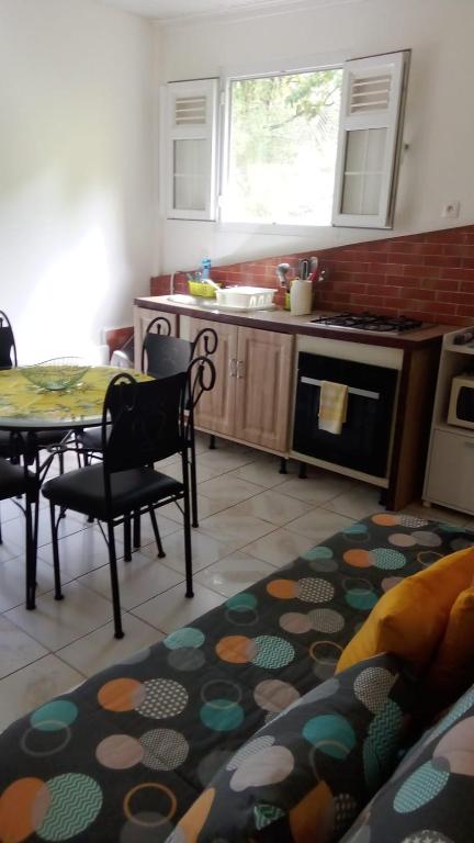 Kuchyň nebo kuchyňský kout v ubytování La cabane de Josephine
