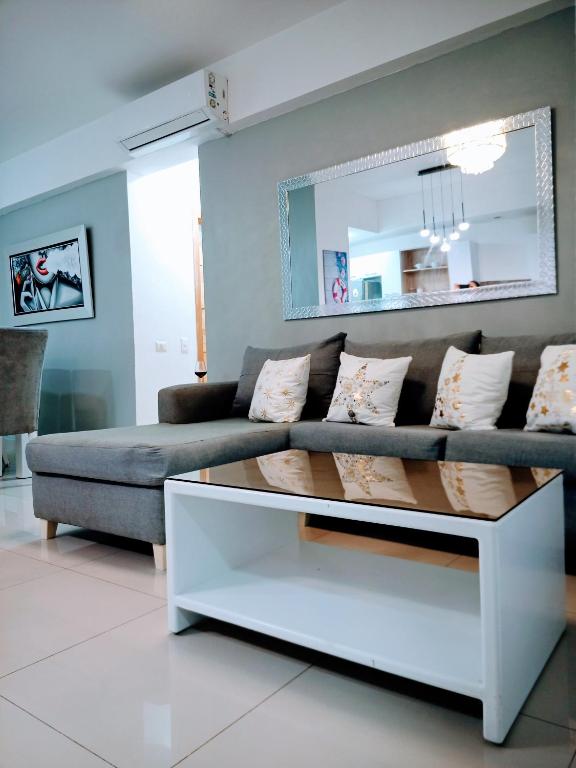 a living room with a couch and a table at Confortable apto. en Boca Chica in Boca Chica