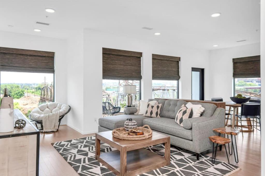 Photo inspiration: Fresh Look at Penthouse River View Walk Downtown Garage Parking Nashville Updated