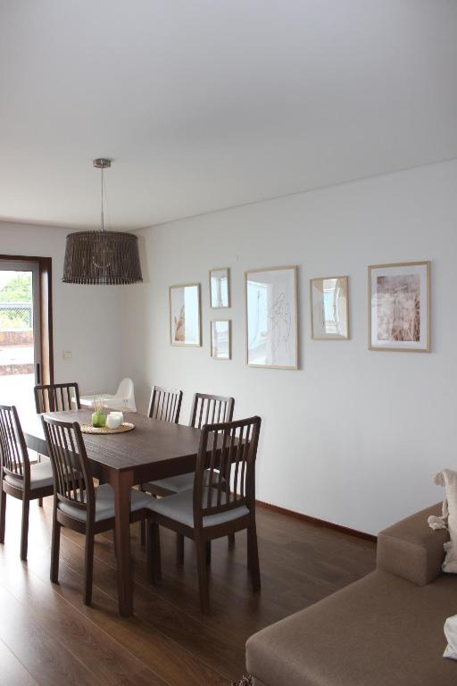 a dining room with a table and chairs at Apartament F&M in Braga
