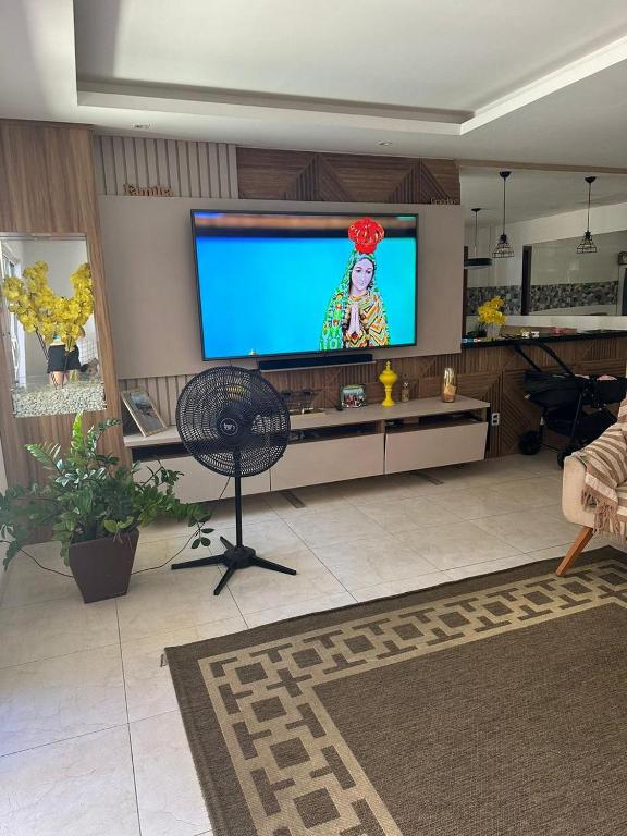 ein Wohnzimmer mit einem großen Flachbild-TV in der Unterkunft Casa de praia in Cabo Frio