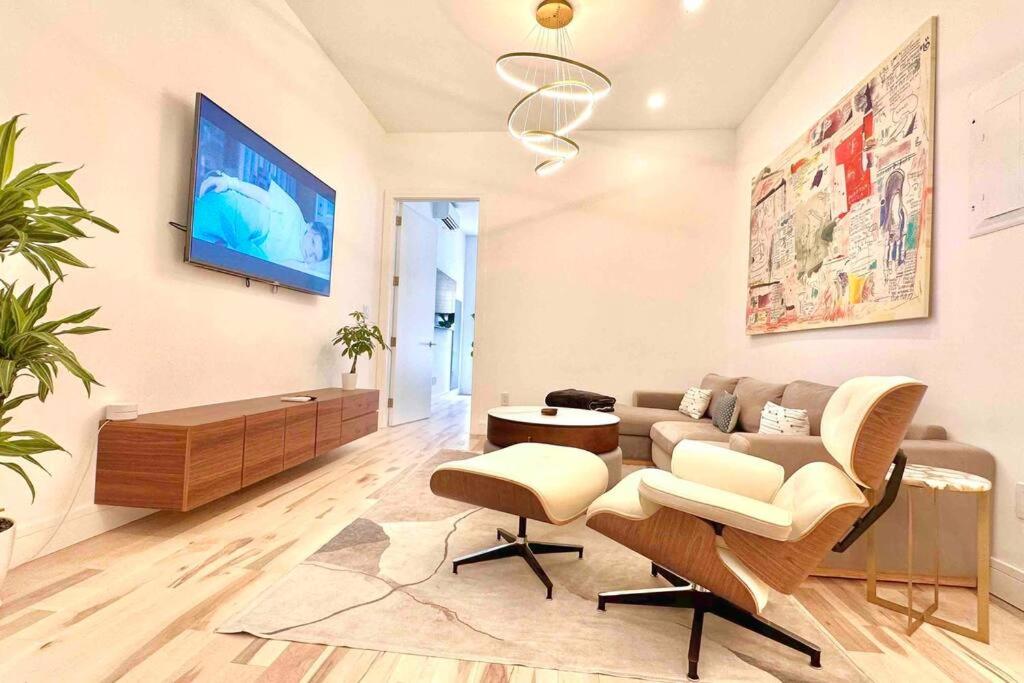 salon z kanapą, krzesłami i telewizorem w obiekcie Ultra-Luxury stylish suite in historic Brooklyn w mieście Brooklyn