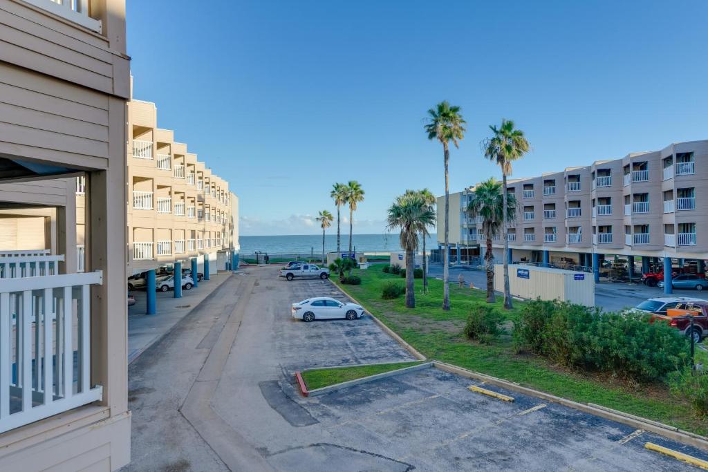 Blick auf eine Straße mit Palmen und ein Gebäude in der Unterkunft Corpus Christi Condo with Balcony and Beach Views! in Corpus Christi