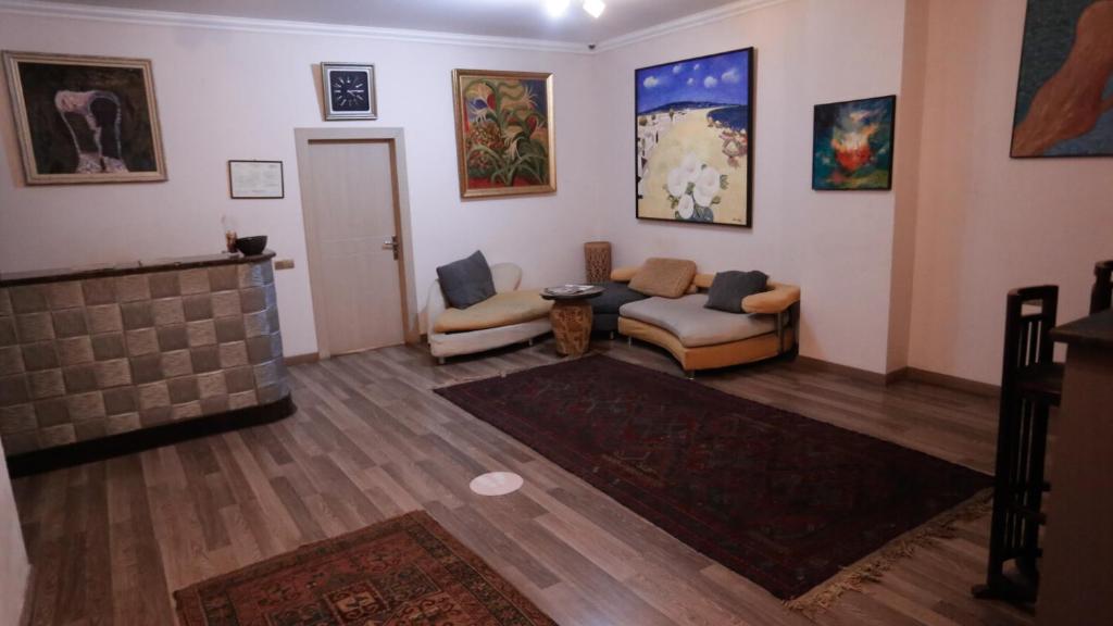 uma sala de estar com um sofá e uma lareira em Nemi Museum Hotel Baku em Baku