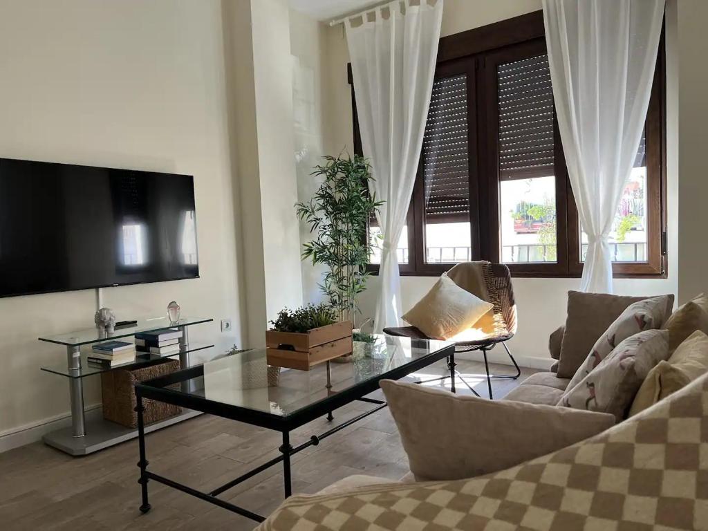 sala de estar con sofá y mesa en Apto LA VICTORIA - céntrico, amplio y Parking gratuito, en Córdoba