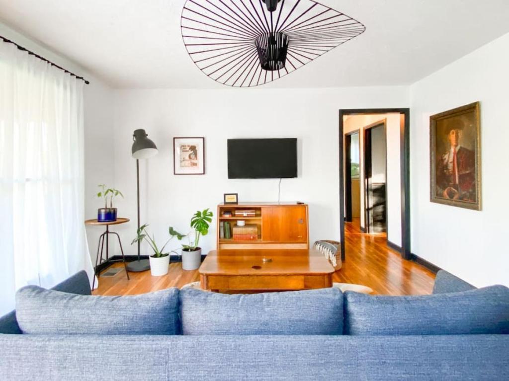 MidCentury Modern Home Near Downtown with Free Parking, Nashville (updated prices 2024)