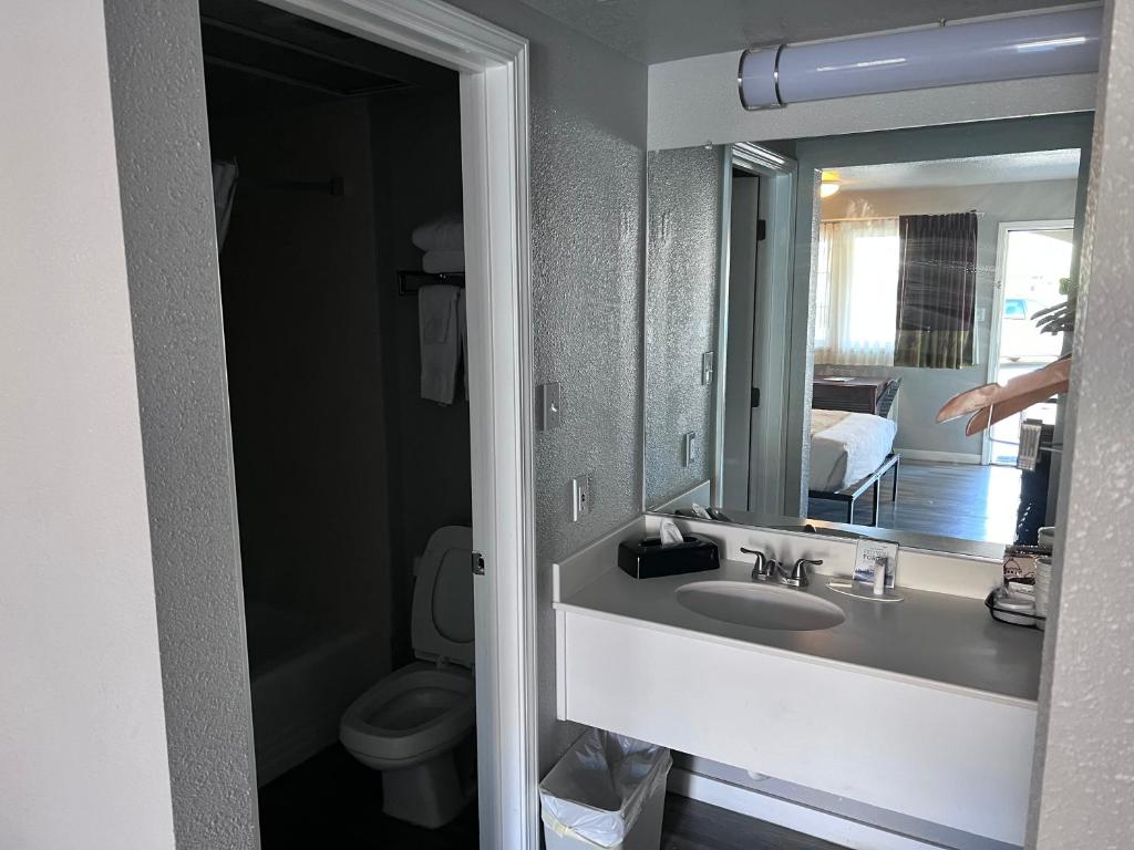 Travelodge by Wyndham Redding CA - Standard King Room - Non-Smoking