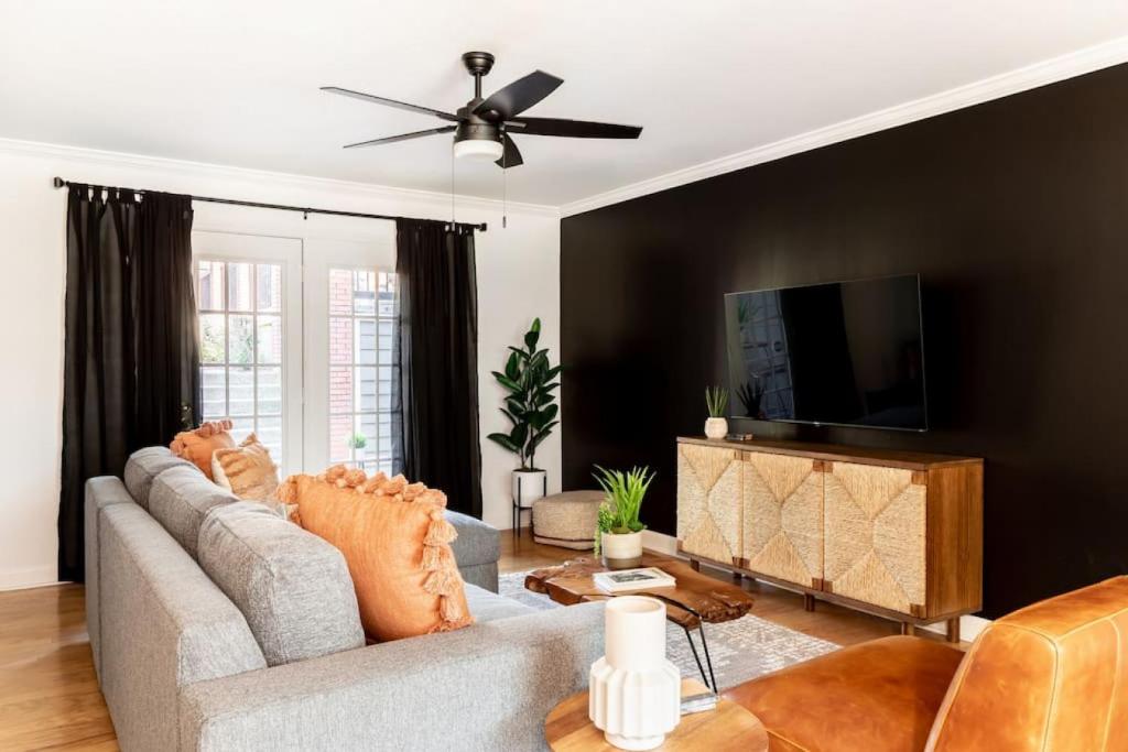 Khu vực ghế ngồi tại Stylish Downtown Nashville 3 Beds, 1 Bedroom with Private Patio, Parking
