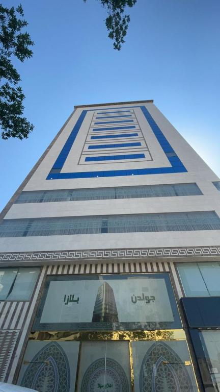 a tall building with a sign on the front of it at فندق اوتاد المتحدة عبالله الخياط in Makkah