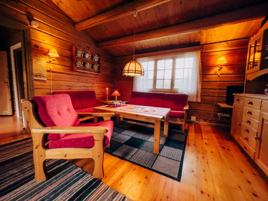 レーロースにあるRyen Hytteutleie - Cottagesのリビングルーム(テーブル、椅子付)