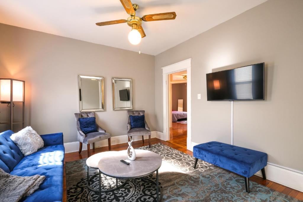 Cozy Roanoke Vacation Rental 2 Mi to Downtown! في رونوك: غرفة معيشة مع أريكة زرقاء وتلفزيون