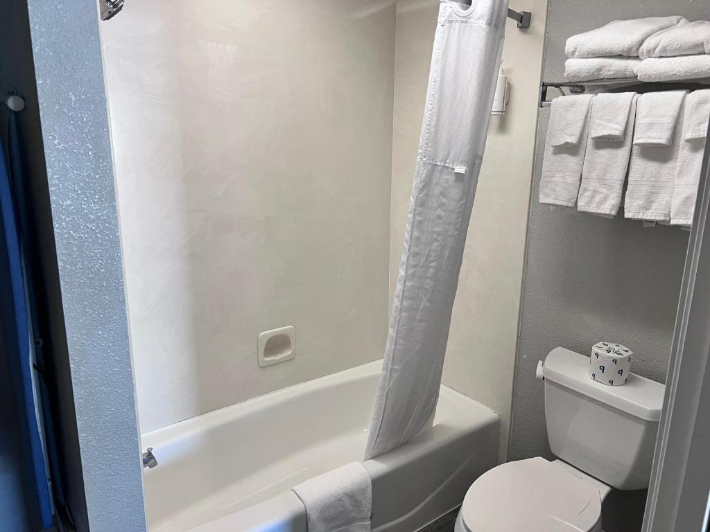Travelodge by Wyndham Redding CA - Queen Room With Two Queen Beds - Non-Smoking