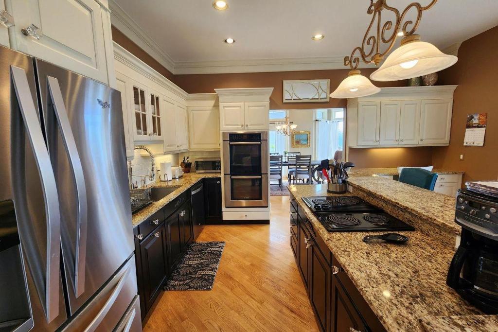 uma grande cozinha com um frigorífico de aço inoxidável e balcões em Fairway To Heaven em Harbor Springs