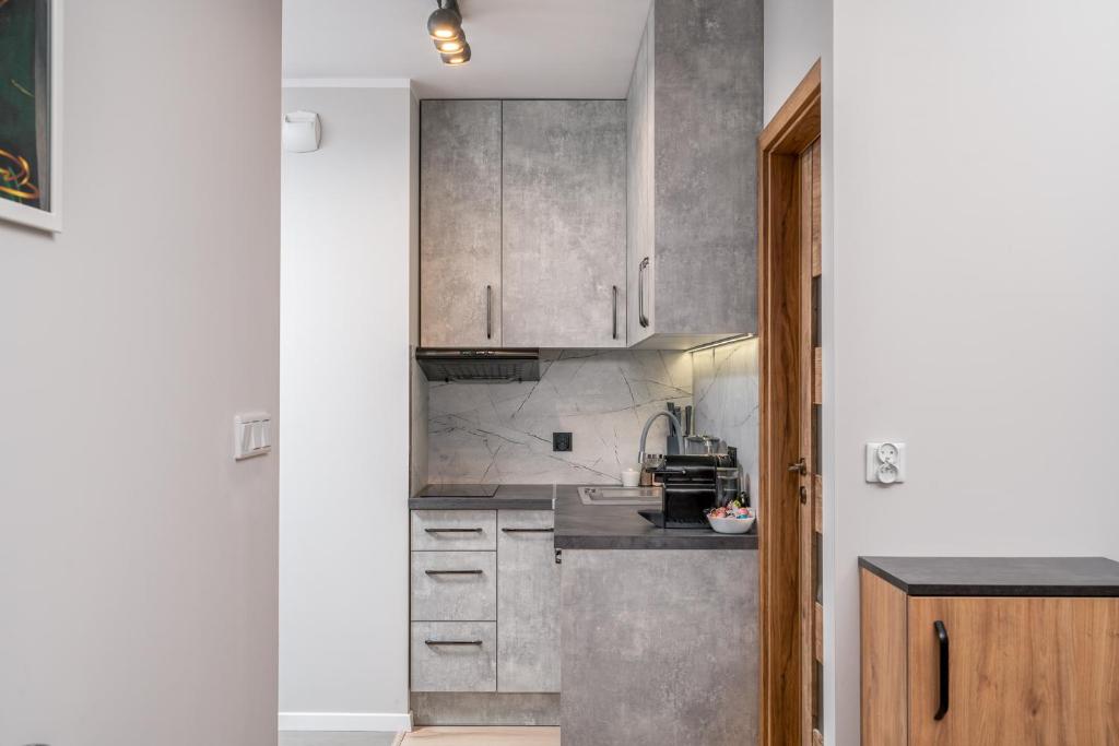 ApartWro 2th - City Square Railway Station, balcony, garage - 8