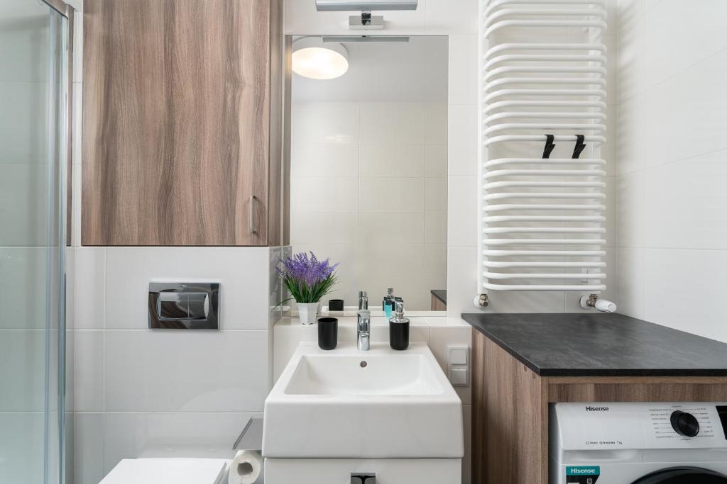 ApartWro 2th - City Square Railway Station, balcony, garage - 11