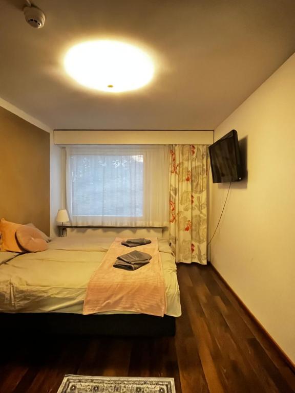 En eller flere senge i et værelse på Hotelli Olla