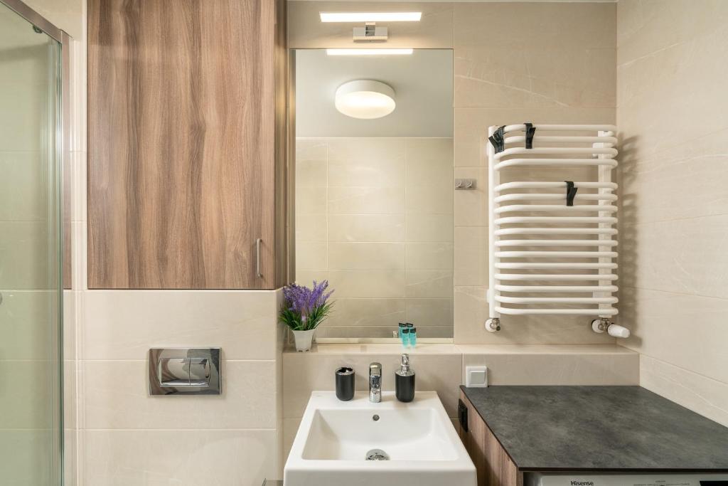 ApartWro 3th - apartament przy dworcu głównym PKP, balkon, garaż, rowery - 5