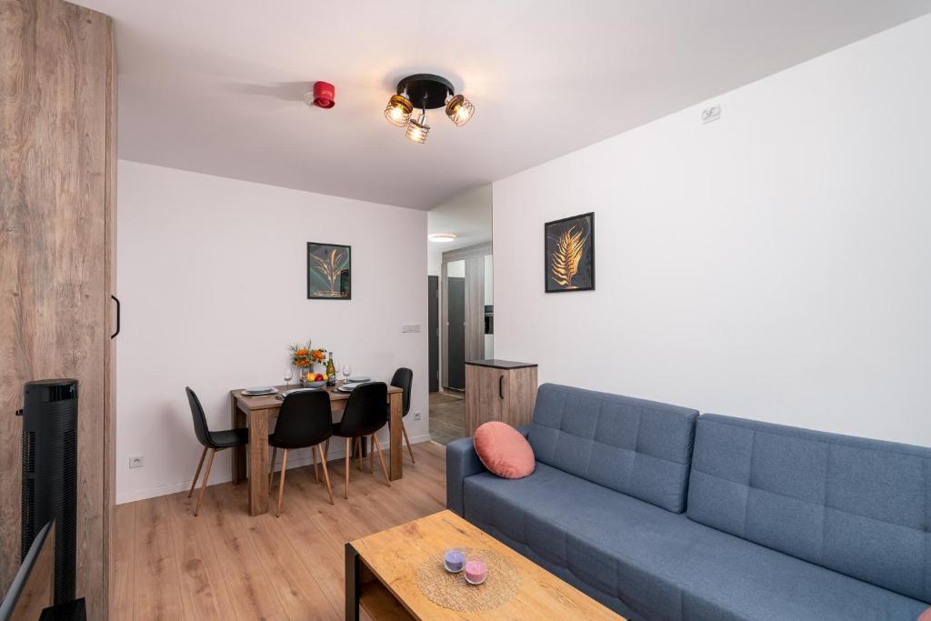 ApartWro 3th - apartament przy dworcu głównym PKP, balkon, garaż, rowery - 2