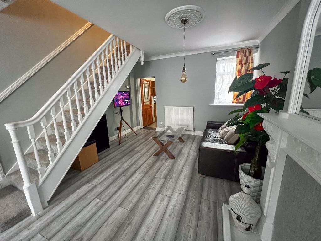 een woonkamer met een trap en een bank bij Spacious Retreat - Remote Worker & Family Friendly in Portsmouth