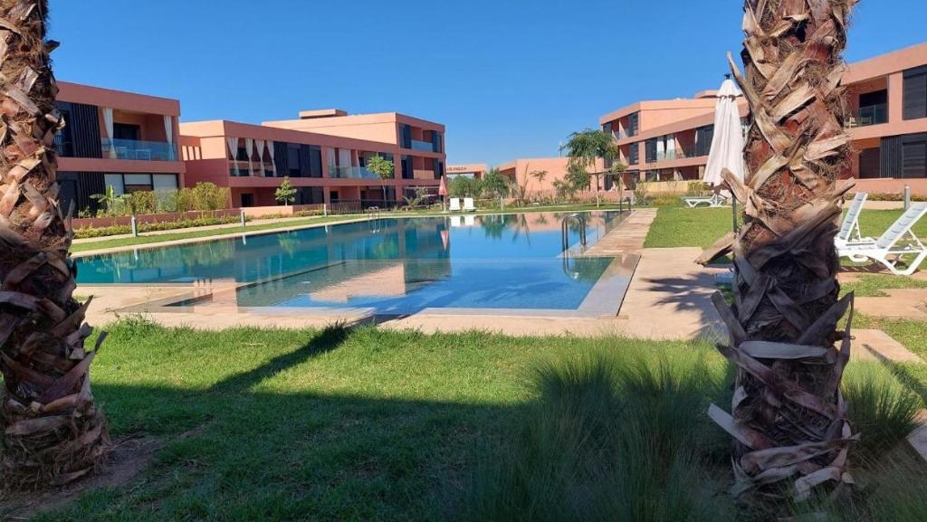 una gran piscina frente a un edificio en Luxury Golf-Marrakech Apartment en Marrakech