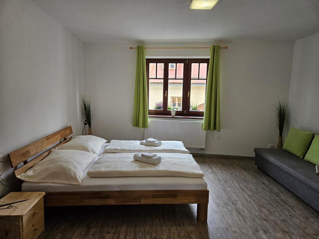 Postel nebo postele na pokoji v ubytování Apartmány Karolína - Kašperské Hory